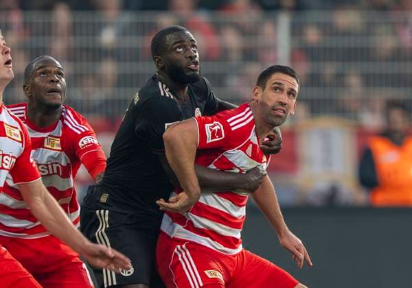 Zweikampf zwischen: (duel between) Rani Khedira (FC Union Berlin, 8) und Dayot Upamecano (FC Bayern Muenchen, 2) 08.11.2025, 1. FC Union Berlin - FC Bayern München, Fussball, 1. Bundesliga in Berlin, Stadion an der Alten Försterei DFL regulations prohibit any use of photographs as image sequences and or quasi-video. Copyright: HMBxMedia xMarcoxBader