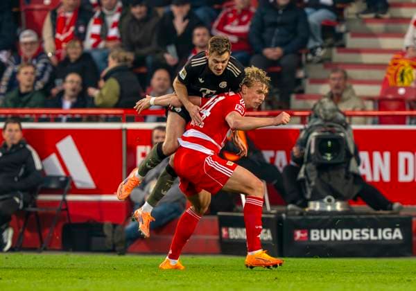 Zweikampf zwischen: duel between Josip Stanisic (FC Bayern Muenchen, 44) und Leopold Querfeld (FC Union Berlin, 14) 08.11.2025, 1. FC Union Berlin - FC Bayern München, Fussball, 1. Bundesliga in Berlin, Stadion an der Alten Försterei DFL regulations prohibit any use of photographs as image sequences and or quasi-video. Copyright: HMBxMedia xMarcoxBader