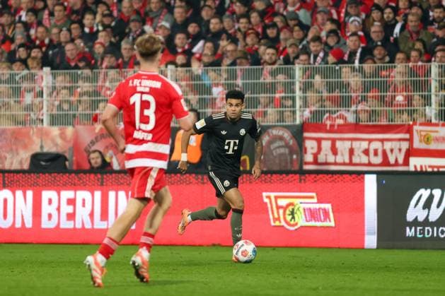 Luis Diaz (FC Bayern Muenchen, 14) mit Andras Schaefer (1. FC Union Berlin, 13), GER, 1. FC Union Berlin vs. FC Bayern Muenchen, Fussball, Bundesliga, 10. Spieltag, Saison 2025 2026, 08.11.2025, DFL DFB REGULATIONS PROHIBIT ANY USE OF PHOTOGRAPHS as IMAGE SEQUENCES and or QUASI-VIDEO, GER, 1. FC Union Berlin vs. FC Bayern Muenchen, Fussball, Bundesliga, 10. Spieltag, Saison 2025 2026, 08.11.2025 Berlin Copyright: xEibner-Pressefoto JennixMaulx EP_JML