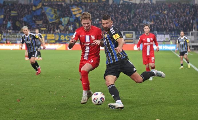 08.11.2025, Fussball, Herren, 3. Liga, Saison 2025 2026, 1. FC Saarbrücken - TSV Havelse, Dominic Minz (TSV Havelse) Kai Bruenker (1. FC Saarbruecken) Saarbrücken Ludwigsparkstadion Saarland Deutschland (DE) Copyright: xFabianxKleerx