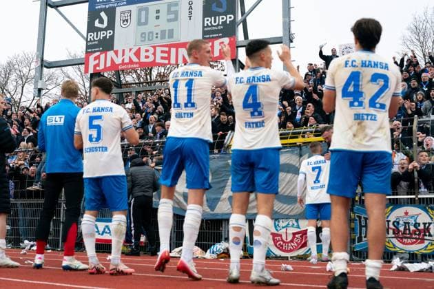 8.11.2025, Fußball, GER, Herren, 3. Liga, DFL, 14. Spieltag, Saison 2025 26, SSV Ulm 1846 - FC Hansa Rostock Die Spieler des FC Hansa Rostock feiern nach dem Spiel vor dem Gästefanblock. Ulm Donaustadion Baden-Würrttemberg Deutschland