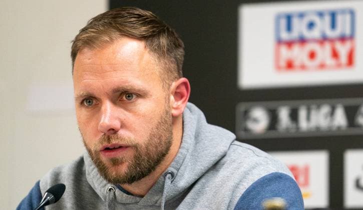 8.11.2025, Fußball, GER, Herren, 3. Liga, DFL, 14. Spieltag, Saison 2025 26, SSV Ulm 1846 - FC Hansa Rostock Trainer Daniel Brinkmann (FC Hansa Rostock) bei der Pressekonferenz nach dem Spiel. Ulm Donaustadion Baden-Würrttemberg Deutschland