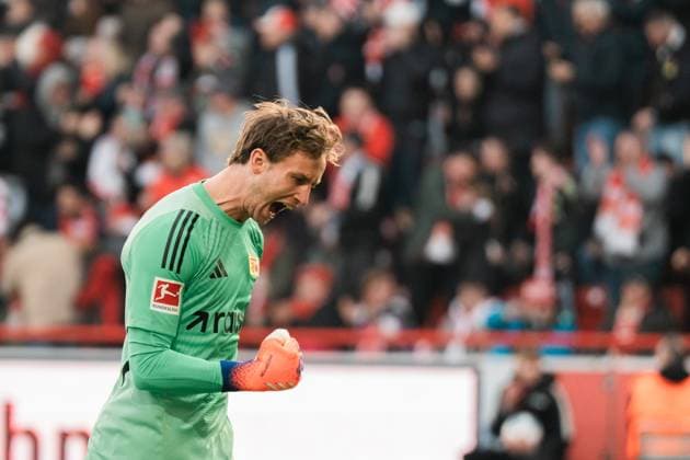 Deutschland, Fußball, 1. Bundesliga 2025 26, 10. Spieltag - 1. FC Union Berlin gegen FC Bayern München - Stadion an der alten Försterei Berlin: Frederik Rönnow (u,1) Torjubel zum 1:0 für Union Berlin Copyright: xJamesxZabelx