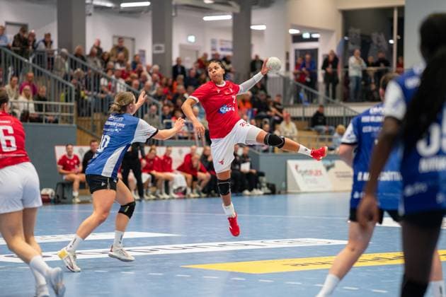 HSG Blomberg-Lippe (GER) vs. Valur Reykjavik (ISL), Handball, EHF European League Frauen, Qualifikationsrunde 3, 08.11.2025, Saision 2025 2026, Blomberg Thea Imani Sturludottir (Valur Reykjavik, 25) im Torwurf Blomberg Sporthalle an der Ulmenallee Deutschland