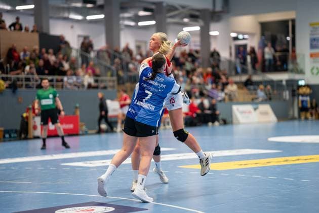 HSG Blomberg-Lippe (GER) vs. Valur Reykjavik (ISL), Handball, EHF European League Frauen, Qualifikationsrunde 3, 08.11.2025, Saision 2025 2026, Blomberg Diana Magnusdottir (HSG Blomberg-Lippe, 07) verteidigt gegen Gudrun Hekla Traustadottir (Valur Reykjavik, 15) Blomberg Sporthalle an der Ulmenallee Deutschland