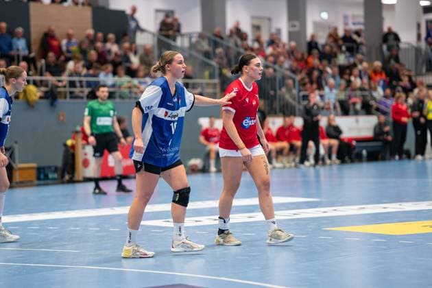 HSG Blomberg-Lippe (GER) vs. Valur Reykjavik (ISL), Handball, EHF European League Frauen, Qualifikationsrunde 3, 08.11.2025, Saision 2025 2026, Blomberg Maxi Muehlner (HSG Blomberg-Lippe, 10) verteidigt gegen Elisa Eliasdottir (Valur Reykjavik, 14) Blomberg Sporthalle an der Ulmenallee Deutschland