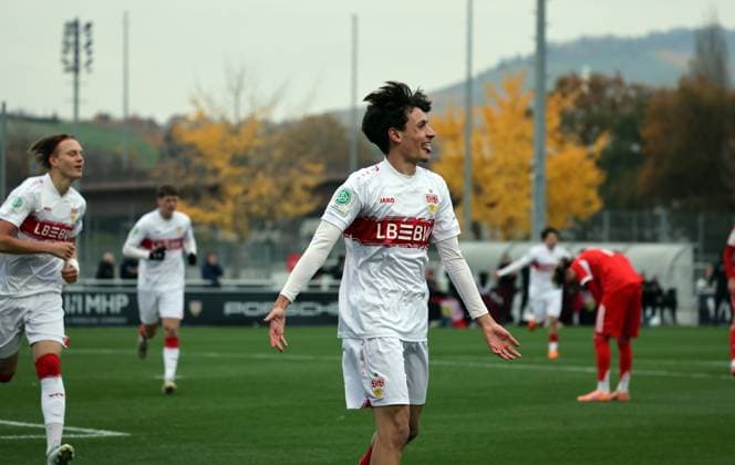 08.11.25 U17, U 17 VfB Stuttgart - U17 FC Bayern München Deutschland, Stuttgart, 08.11.2025, Fussball, Saison 2025 2026, U17-DFB-Nachwuchsliga, U17 VfB Stuttgart - U17 FC Bayern München (6:2): Konstantinos Karangelis (VfB Stuttgart); Jubel Tor 1:0 Karangelis.