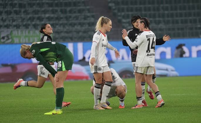 Camilla Kuever (VfL Wolfsburg) traurig, Frankfurt feiert Fussball, Frauen, Saison 2025 2026, 1.Liga, Google Pixel Frauen-Bundesliga, VfL Wolfsburg gegen Eintracht Frankfurt, 2-3 DFL REGULATIONS PROHIBIT ANY USE OF PHOTOGRAPHS AS IMAGE SEQUENCES AND OR QUASI-VIDEO.