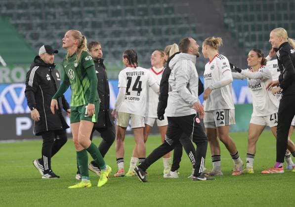 Camilla Kuever (VfL Wolfsburg) enttaeuscht waehrend Frankfurt den Sieg feiert Fussball, Frauen, Saison 2025 2026, 1.Liga, Google Pixel Frauen-Bundesliga, VfL Wolfsburg gegen Eintracht Frankfurt, 2-3 DFL REGULATIONS PROHIBIT ANY USE OF PHOTOGRAPHS AS IMAGE SEQUENCES AND OR QUASI-VIDEO.