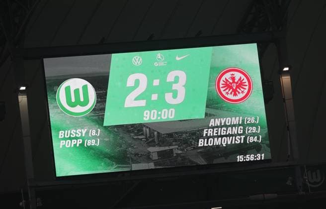 Anzeigentafel mit Endergebnis Fussball, Frauen, Saison 2025 2026, 1.Liga, Google Pixel Frauen-Bundesliga, VfL Wolfsburg gegen Eintracht Frankfurt, 2-3 DFL REGULATIONS PROHIBIT ANY USE OF PHOTOGRAPHS AS IMAGE SEQUENCES AND OR QUASI-VIDEO.