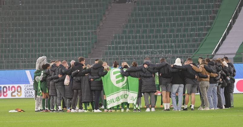 Mannschaftskreis Wolfsburg Fussball, Frauen, Saison 2025 2026, 1.Liga, Google Pixel Frauen-Bundesliga, VfL Wolfsburg gegen Eintracht Frankfurt, 2-3 DFL REGULATIONS PROHIBIT ANY USE OF PHOTOGRAPHS AS IMAGE SEQUENCES AND OR QUASI-VIDEO.