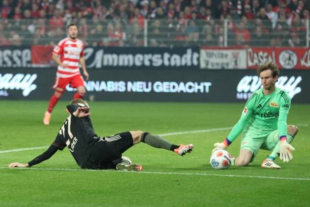 08.11.2025, xtgx, Fussball 1.Bundesliga, Union Berlin - FC Bayern München v.l. Konrad Laimer (FC Bayern Muenchen) Frederik Roennow (1. FC Union Berlin) Zweikampf, Aktion, action, battle for the ball (DFL DFB REGULATIONS PROHIBIT ANY USE OF PHOTOGRAPHS as IMAGE SEQUENCES and or QUASI-VIDEO) Berlin