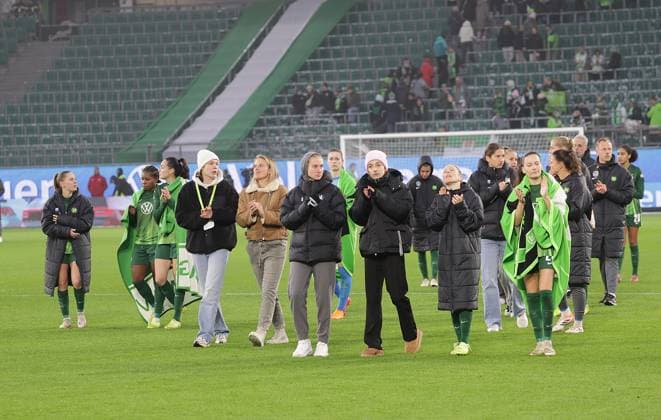 Traurige Wolfsburgerinnen auf der Ehrenrunde, Svenja Huth (VfL Wolfsburg) Fussball, Frauen, Saison 2025 2026, 1.Liga, Google Pixel Frauen-Bundesliga, VfL Wolfsburg gegen Eintracht Frankfurt, 2-3 DFL REGULATIONS PROHIBIT ANY USE OF PHOTOGRAPHS AS IMAGE SEQUENCES AND OR QUASI-VIDEO.