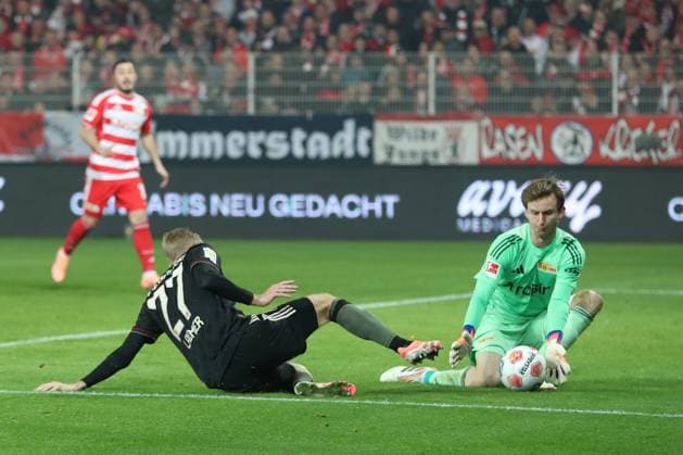 08.11.2025, xtgx, Fussball 1.Bundesliga, Union Berlin - FC Bayern München v.l. Konrad Laimer (FC Bayern Muenchen) Frederik Roennow (1. FC Union Berlin) Zweikampf, Aktion, action, battle for the ball (DFL DFB REGULATIONS PROHIBIT ANY USE OF PHOTOGRAPHS as IMAGE SEQUENCES and or QUASI-VIDEO) Berlin