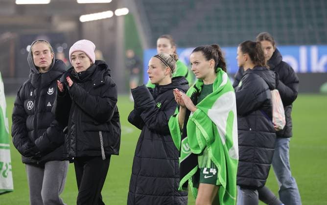 Svenja Huth (VfL Wolfsburg), Joelle Wedemeyer (VfL Wolfsburg), enttaeuscht Fussball, Frauen, Saison 2025 2026, 1.Liga, Google Pixel Frauen-Bundesliga, VfL Wolfsburg gegen Eintracht Frankfurt, 2-3 DFL REGULATIONS PROHIBIT ANY USE OF PHOTOGRAPHS AS IMAGE SEQUENCES AND OR QUASI-VIDEO.