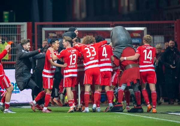 Jubel bei Union Berlin über das Tor zum 2-1. Union Berlin celebrates their goal to make it 2-1 08.11.2025, 1. FC Union Berlin - FC Bayern München, Fussball, 1. Bundesliga in Berlin, Stadion an der Alten Försterei DFL regulations prohibit any use of photographs as image sequences and or quasi-video. Copyright: HMBxMedia xMarcoxBader