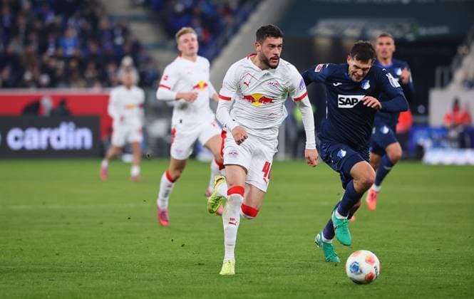 Hoffenheim - RB Leipzig Bundesliga Sinsheim, 08.11.2025, PreZero Arena, Fußball Bundesliga, Spieltag 10 , TSG 1899 Hoffenheim vs. RB Leipzig , Abseitstor für Leipzig. Im Bild v.l.: Romulo (40, RB Leipzig) setzt sich gegen Robin Hranac (2, Hoffenheim) durch und erzielt vermeintlich den Anschluutreffer zum 3:2 , Nur zur redaktionellen Nutzung. Only editorial use. , DFL regulations prohibit any use of photographs as image sequences and or quasi-video. ,