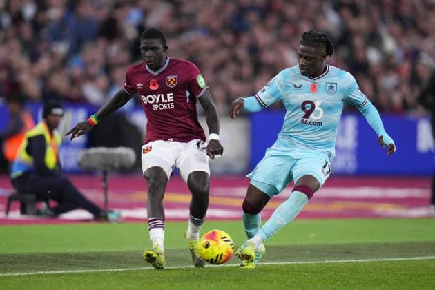 Premier League West Ham United v Burnley El Hadji Malick Diouf of West Ham United and Loum Tchaouna of Burnley during the Premier League match West Ham United vs Burnley at London Stadium, London, United Kingdom, 8th November 2025 (Photo by Harvey Murphy News Images) Copyright: xHarveyxMurphy NewsxImagesx