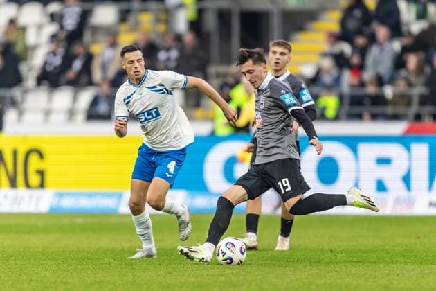 Fussball, Saison 2025 2026, 3. Liga, Donaustadion Ulm, 14. Spieltag, SSV Ulm 1846 Fußball - FC Hansa Rostock, 08.11.2025 08.11.2025, Fussball, Saison 2025 2026, 3. Liga, Donaustadion Ulm, 14. Spieltag, SSV Ulm 1846 Fußball - FC Hansa Rostock, v.l. 4 Kenan Fatkic (FC Hansa Rostock), 19 Jonathan Meier (SSV Ulm 1846 Fußball) Foto: Lucca Fundel Ulm Donaustadion Baden-Württemberg Deutschland