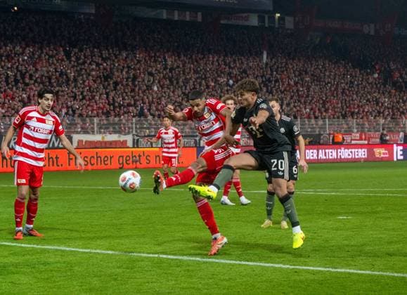 Fußball, Herren, Saison 2025 2026, 1. Bundesliga (10. Spieltag), 1. FC Union Berlin - FC Bayern München, v. l. Diogo Leite (1. FC Union Berlin), Danilho Doekhi (1. FC Union) Jubel nach Tor zum 2:1, Tom Bischof (Bayern München), 08.11.2025, Copyright: xMatthiasxKochx