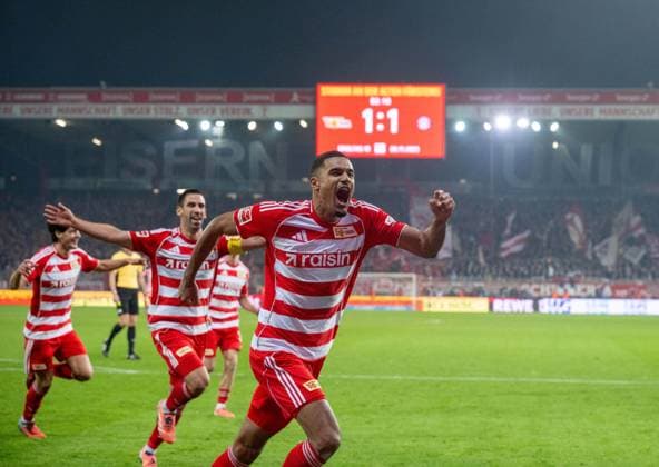 Fußball, Herren, Saison 2025 2026, 1. Bundesliga (10. Spieltag), 1. FC Union Berlin - FC Bayern München, v. l. Rani Khedira (1. FC Union Berlin), Danilho Doekhi (1. FC Union), Jubel nach Tor zum 2:1, 08.11.2025, Copyright: xMatthiasxKochx