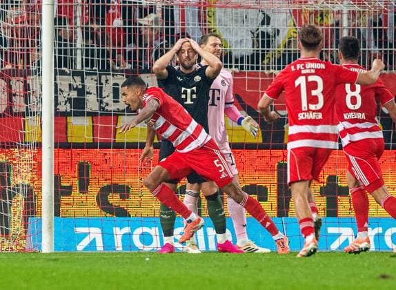 Fußball, Herren, Saison 2025 2026, 1. Bundesliga (10. Spieltag), 1. FC Union Berlin - FC Bayern München, v. l. Danilho Doekhi (1. FC Union Berlin), Jubel nach Tor zum 2:1, dahinter Harry Kane (Bayern München) enttäuscht, 08.11.2025, Copyright: xSebastianxRäppold MatthiasxKochx
