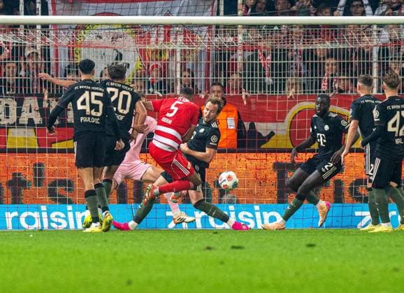 Fußball, Herren, Saison 2025 2026, 1. Bundesliga (10. Spieltag), 1. FC Union Berlin - FC Bayern München, v. l. Danilho Doekhi (1. FC Union Berlin) erzielt das Tor zum 2:1 gegen Harry Kane (Bayern München), 08.11.2025, Copyright: xSebastianxRäppold MatthiasxKochx