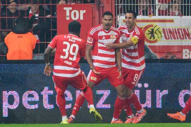 f.l.t.r.: Danilho Doekhi (1.FC Union), Tor, Treffer, the goal, Tor, Treffer, Jubel, Torjubel, Freude, Begeisterung, feiert,celebreting the goal, joy, jubilation, cheering, 2:1 in the 1. Bundesliga match, 1. FC Union Berlin vs. FC Bayern Munich, Bundesliga, soccer, DFB, 2025 2026 season, at the Alte Foersterei stadium, im Spiel der ersten Bundesligaspiel, 1. FC Union Berlin gegen FC Bayern München, Bundesliga, Fußball, DFB, Saison 2025 2026, im Stadion Alte Försterei, DFB DFL REGULATIONS PROHIBIT ANY USE OF PHOTOGRAPHS AS IMAGE SEQUENCES AND OR QUASI-VIDEO, 08.11.25, Copyright: HMBxMedia UwexKoch