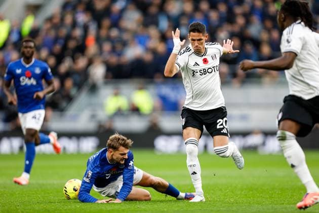 Everton v Fulham Premier League Kiernan Dewsbury-Hall of Everton and SaÅ¡a LukiÄ‡ of Fulham during the Premier League match at the Hill Dickson Stadium, Liverpool UK Newspapers OUT Copyright: xMaxxTomlinsonx FIL-22480-0062