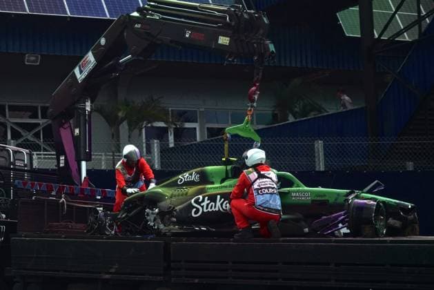 November 8, 2025, Sao Paulo, Sao Paulo, Brazil: Gabriel Bortoleto s Kick Sauber car being removed after an accident during the Sprint race of the Formula 1 Brazilian Grand Prix, at the Interlagos Circuit in Sao Paulo, Brazil. Sao Paulo Brazil - ZUMAl146 20251108_aaf_l146_012 Copyright: xPauloxLopesx