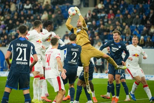 Fussball: Bundesliga, 10. Spieltag, TSG Hoffenheim - RB Leipzig am 08.11.2025 in Sinsheim (PreZero Arena), Deutschland, Saison 2025 2026 DFL REGULATIONS PROHIBIT ANY USE OF PHOTOGRAPHS AS IMAGE SEQUENCES AND OR QUASI VIDEO: Oliver Baumann (1, TSG) fängt den Ball nach einer Ecke. Sinsheim PreZero Arena Deutschland Copyright: xChristophxKinzingerx