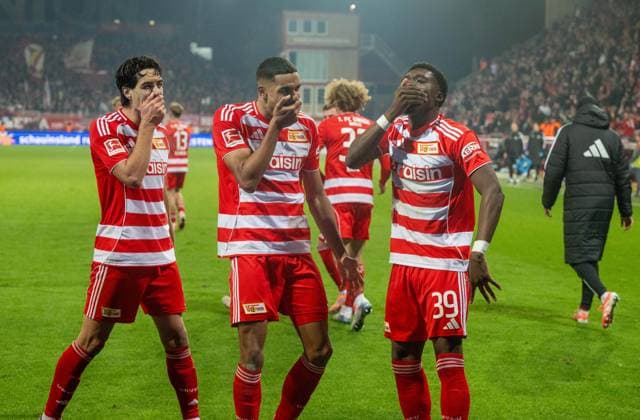 Fußball, Herren, Saison 2025 2026, 1. Bundesliga (10. Spieltag), 1. FC Union Berlin - FC Bayern München, v. l. Diogo Leite, Danilho Doekhi (1. FC Union), Derrick Köhn Jubel nach Tor zum 2:1, 08.11.2025, Copyright: xMatthiasxKochx