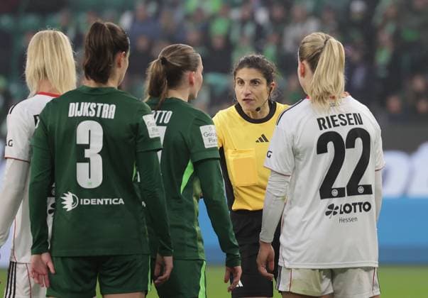 Schiedsrichterin Riem Hussein Fussball, Frauen, Saison 2025 2026, 1.Liga, Google Pixel Frauen-Bundesliga, VfL Wolfsburg gegen Eintracht Frankfurt, 2-3 DFL REGULATIONS PROHIBIT ANY USE OF PHOTOGRAPHS AS IMAGE SEQUENCES AND OR QUASI-VIDEO.