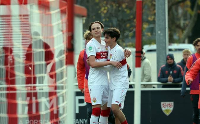 08.11.25 U17, U 17 VfB Stuttgart - U17 FC Bayern München Deutschland, Stuttgart, 08.11.2025, Fussball, Saison 2025 2026, U17-DFB-Nachwuchsliga, U17 VfB Stuttgart - U17 FC Bayern München (6:2): v.l. Kirill Serdiuk, Konstantinos Karangelis (beide VfB Stuttgart); Jubel Tor 3:0 Karangelis.