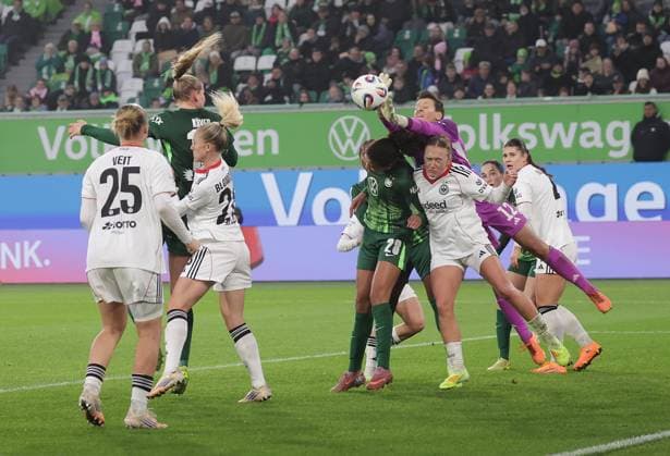 Lina Altenburg (Eintracht Frankfurt) haelt ueberragend Fussball, Frauen, Saison 2025 2026, 1.Liga, Google Pixel Frauen-Bundesliga, VfL Wolfsburg gegen Eintracht Frankfurt, 2-3 DFL REGULATIONS PROHIBIT ANY USE OF PHOTOGRAPHS AS IMAGE SEQUENCES AND OR QUASI-VIDEO.