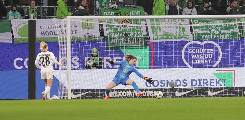 Hier erzielt 28 Rebecka Blomqvist (Eintracht Frankfurt) das 1-3 gegen Stina Johannes (VfL Wolfsburg) Fussball, Frauen, Saison 2025 2026, 1.Liga, Google Pixel Frauen-Bundesliga, VfL Wolfsburg gegen Eintracht Frankfurt, 2-3 DFL REGULATIONS PROHIBIT ANY USE OF PHOTOGRAPHS AS IMAGE SEQUENCES AND OR QUASI-VIDEO.