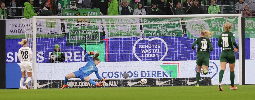 Hier erzielt 28 Rebecka Blomqvist (Eintracht Frankfurt) das 1-3 gegen Stina Johannes (VfL Wolfsburg) Fussball, Frauen, Saison 2025 2026, 1.Liga, Google Pixel Frauen-Bundesliga, VfL Wolfsburg gegen Eintracht Frankfurt, 2-3 DFL REGULATIONS PROHIBIT ANY USE OF PHOTOGRAPHS AS IMAGE SEQUENCES AND OR QUASI-VIDEO.