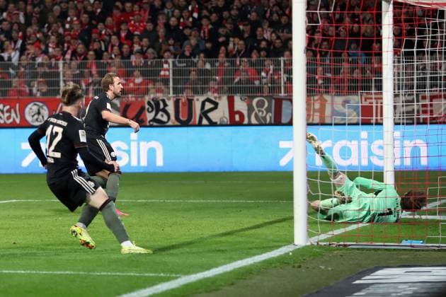 08.11.2025, xtgx, Fussball 1.Bundesliga, Union Berlin - FC Bayern München v.l. Harry Kane (FC Bayern Muenchen) Torschuetze, erzielt das Tor, Treffer, scores the goal 2:2 (DFL DFB REGULATIONS PROHIBIT ANY USE OF PHOTOGRAPHS as IMAGE SEQUENCES and or QUASI-VIDEO) Berlin