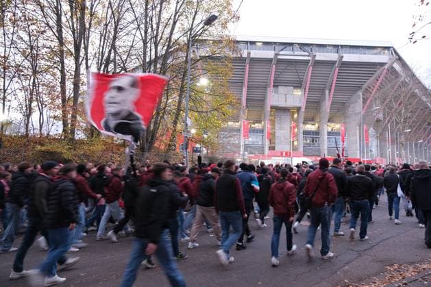 Fussball - 2. Bundesliga - Saison 2025 26 1. FC Kaiserslautern 08.11.2025 Fritz-Walter-Stadion 1. FC Kaiserslautern (fck) - Hertha BSC Berlin (hertha) Fanmarsch zum Stadion 1. FC Kaiserslautern