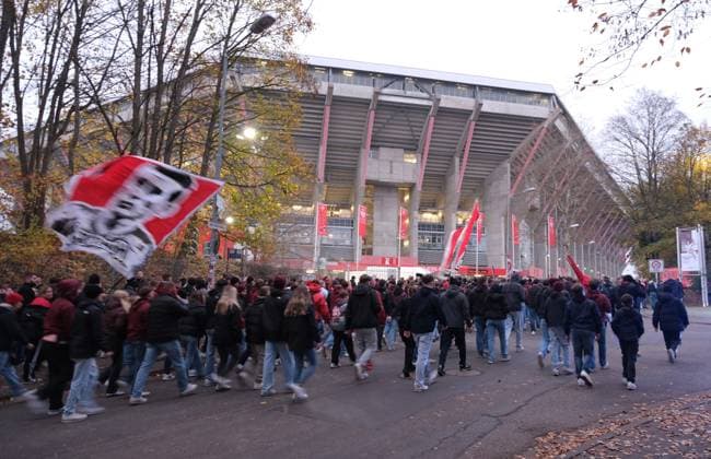Fussball - 2. Bundesliga - Saison 2025 26 1. FC Kaiserslautern 08.11.2025 Fritz-Walter-Stadion 1. FC Kaiserslautern (fck) - Hertha BSC Berlin (hertha) Fanmarsch zum Stadion 1. FC Kaiserslautern