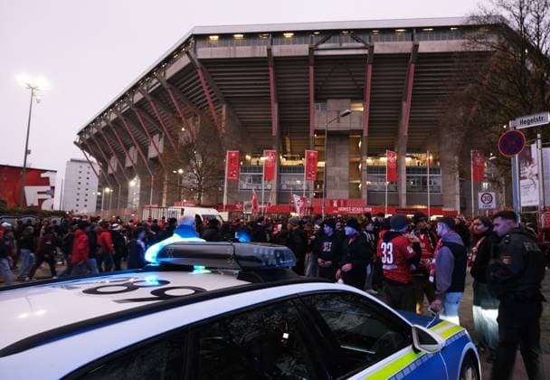 Fussball - 2. Bundesliga - Saison 2025 26 1. FC Kaiserslautern 08.11.2025 Fritz-Walter-Stadion 1. FC Kaiserslautern (fck) - Hertha BSC Berlin (hertha) Fanmarsch zum Stadion 1. FC Kaiserslautern
