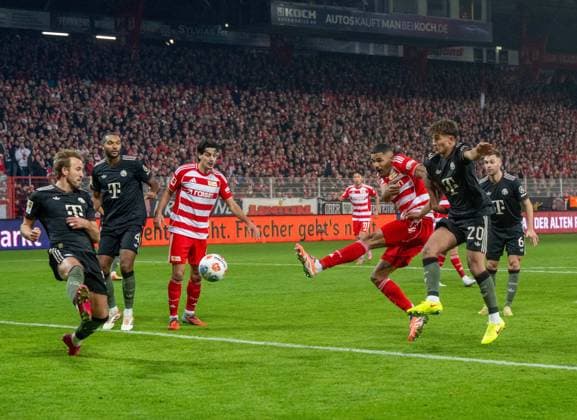 Fußball, Herren, Saison 2025 2026, 1. Bundesliga (10. Spieltag), 1. FC Union Berlin - FC Bayern München, v. l. Danilho Doekhi (3. v.r. 1. FC Union) Tor zum 2:1, Tom Bischof (Bayern München), 08.11.2025, Copyright: xMatthiasxKochx