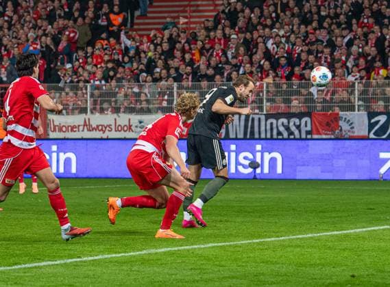 Fußball, Herren, Saison 2025 2026, 1. Bundesliga (10. Spieltag), 1. FC Union Berlin - FC Bayern München, Harry Kane (Bayern München) erzielt das Tor zum 2:2 gegen Leopold Querfeld (1. FC Union Berlin), 08.11.2025, Copyright: xSebastianxRäppold MatthiasxKochx