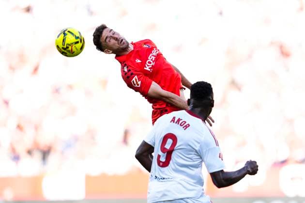 November 8, 2025, Sevilla, Sevilla, SPAIN: Kike Barja of CA Osasuna in action during the Spanish league, LaLiga EA Sports, football match played between Sevilla FC and CA Osasuna at Ramon Sanchez-Pizjuan stadium on November 8, 2025, in Sevilla, Spain. Sevilla SPAIN - ZUMAa181 20251108_zaa_a181_161 Copyright: xJoaquinxCorcherox