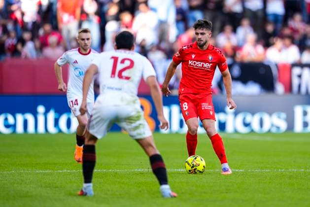 November 8, 2025, Sevilla, Sevilla, SPAIN: Iker Munoz of CA Osasuna in action during the Spanish league, LaLiga EA Sports, football match played between Sevilla FC and CA Osasuna at Ramon Sanchez-Pizjuan stadium on November 8, 2025, in Sevilla, Spain. Sevilla SPAIN - ZUMAa181 20251108_zaa_a181_170 Copyright: xJoaquinxCorcherox