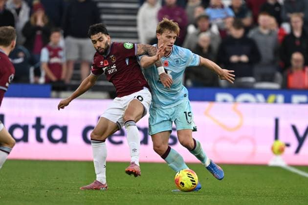West Ham United v Burnley Premier League 08 11 2025. West Ham United midfielder Lucas Paqueta (10) and Burnley forward Zian Flemming (19) battles for possessionduring the Premier League match between West Ham United and Burnley at the London Stadium, London, England on 8 November 2025. London London Stadium England Editorial use only DataCo restrictions apply See www.football-dataco.com , Copyright: xSimonxTraylenx PSI-23181-0019