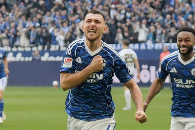 Hasan Kurucay (Schalke 4) jubelt nach dem Tor zum 1:0 08.11.2025 Fussball FC Schalke 04 vs SV Elversberg , Veltins-Arena, Gelsenkirchen, DFB DFL REGULATIONS PROHIBIT ANY USE OF PHOTOGRAPHS AS IMAGE SEQUENCES AND OR QUASI-VIDEO NRW Germany