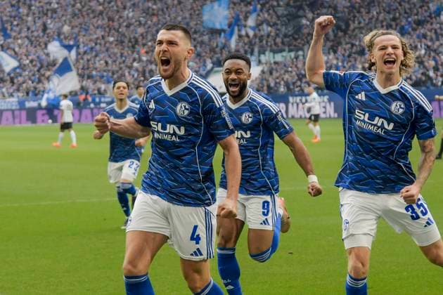 Hasan Kurucay (Schalke 4) jubelt nach dem Tor zum 1:0 mit Moussa Sylla (Schalke 9) Mika Wallentowitz (Schalke 35) 08.11.2025 Fussball FC Schalke 04 vs SV Elversberg , Veltins-Arena, Gelsenkirchen, DFB DFL REGULATIONS PROHIBIT ANY USE OF PHOTOGRAPHS AS IMAGE SEQUENCES AND OR QUASI-VIDEO NRW Germany