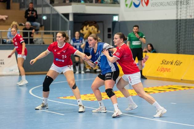 HSG Blomberg-Lippe (GER) vs. Valur Reykjavik (ISL), Handball, EHF European League Frauen, Qualifikationsrunde 3, 08.11.2025, Saision 2025 2026, Blomberg Maxi Muehlner (HSG Blomberg-Lippe, 10) (mitte) wird von Mariam Eradze (Valur Reykjavik, 24) und Hildur Bjoernsdottir (Valur Reykjavik, 06) verteidigt Blomberg Sporthalle an der Ulmenallee Deutschland