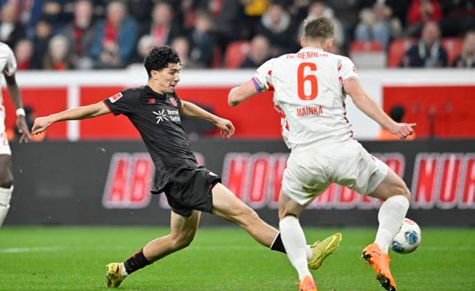 Ibrahim Maza (Bayer Leverkusen) schiesst das Tor zum 6:0, Aktion, r. Patrick Mainka (1. FC Heidenheim 1846) Fussball 1. Bundesliga,10.Spieltag, Bayer 04 Leverkusen - 1. FC Heidenheim, am 08.11.2025 in Leverkusen Deutschland. DFL regulations prohibit any use of photographs as image sequences and or quasi-video Â